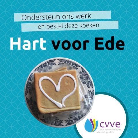 afbeelding van een koek met geglazuurd hartje op een schotel, met de tekst ondersteun ons werk en bestel deze koeken
