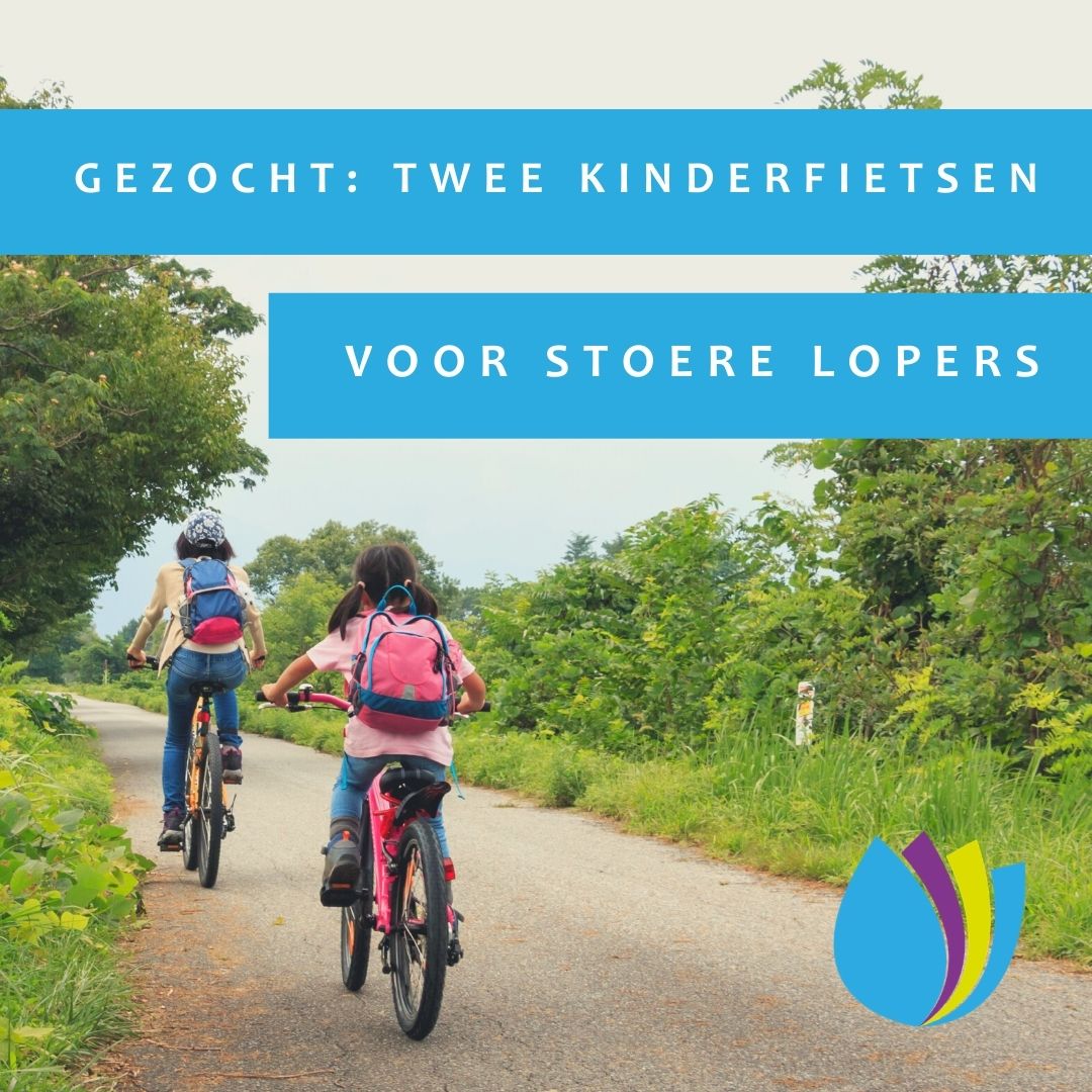 Flyer met een foto van twee fietsende kinderen, vanaf de rug gezien met de tekst: gezocht: twee kinderfietsen voor stoere lopers