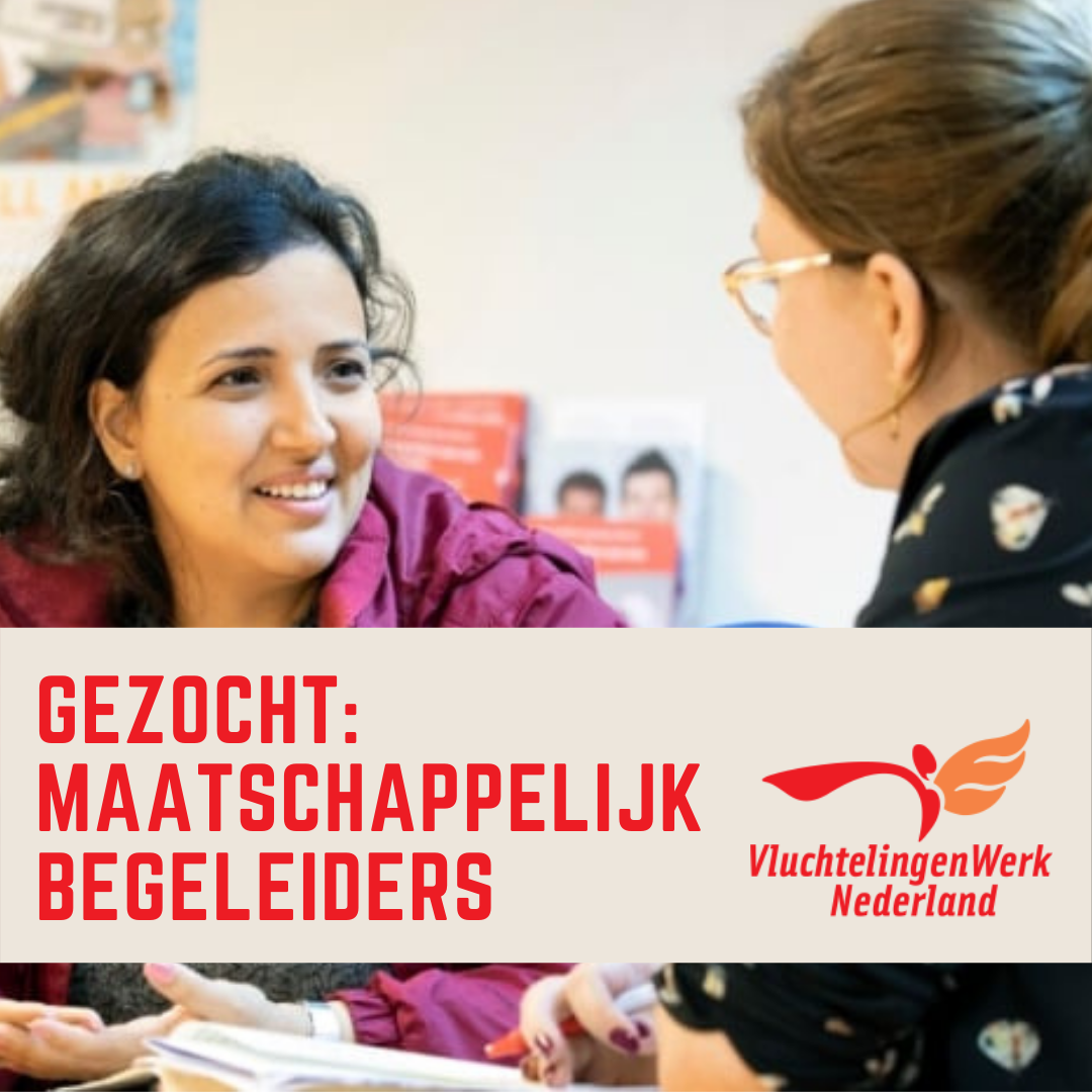 Foto van twee vrouwen, een met donker haar kijken lachtend naar elkaar. in rode letters staat de tekst ´gezocht: maatschappelijk begeleider´ en het logo van VluchtelingenWerk Nederland